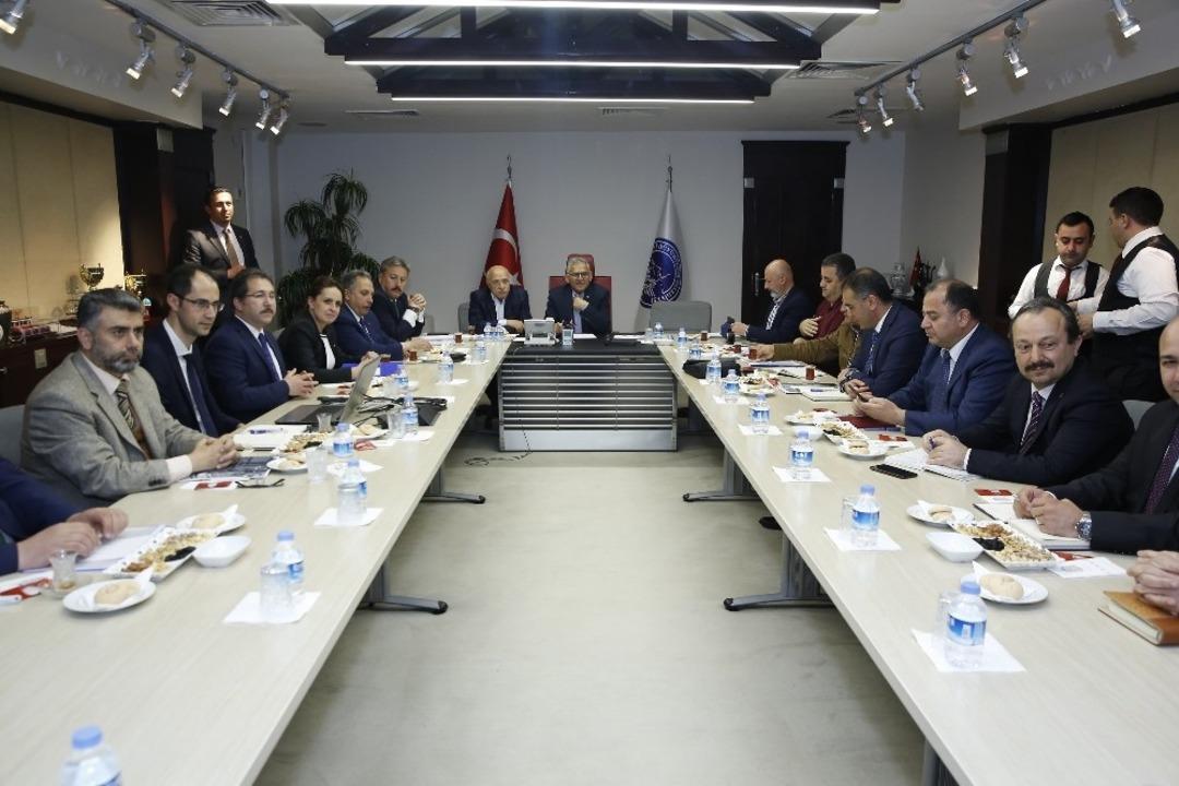 B&uuml;y&uuml;kşehir&rsquo;de gece yarısı sağlık zirvesi