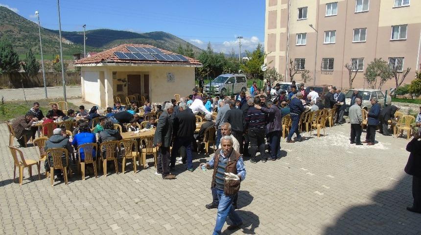 Muhtardan mahalleliye teşekk&uuml;r yemeği
