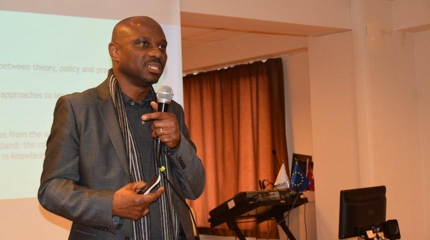 İngilizce &ouml;ğretiminde g&uuml;ncel y&ouml;ntemler ve yaklaşımlar tartışıldı