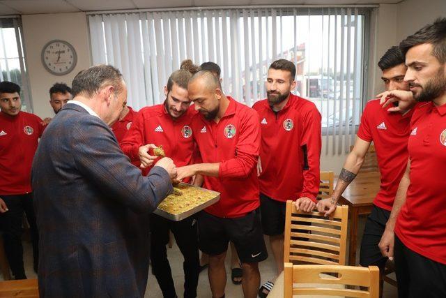 Başkan Akın’dan Turgutluspor’a tatlı moral