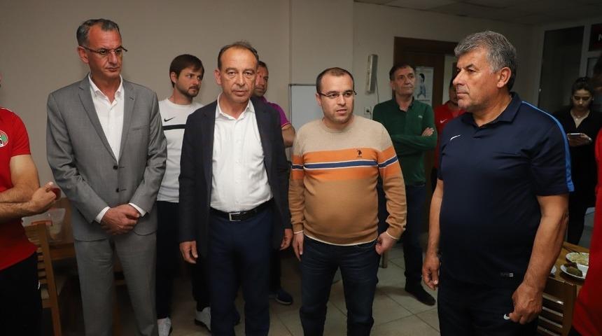 Başkan Akın&rsquo;dan Turgutluspor&rsquo;a tatlı moral