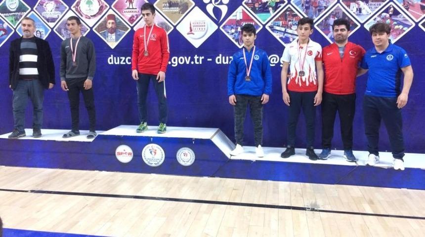 Kağıtsporlu g&uuml;reş&ccedil;iler, adını T&uuml;rkiye Şampiyonası&rsquo;na yazdırdı