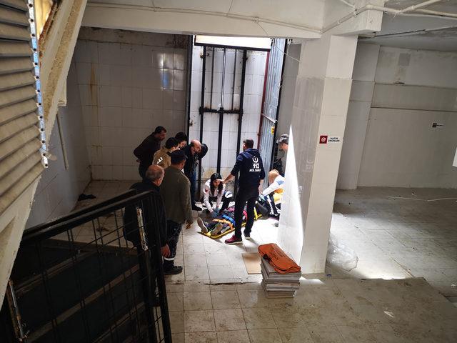 Yük asansöründen düşen işçi yaralandı