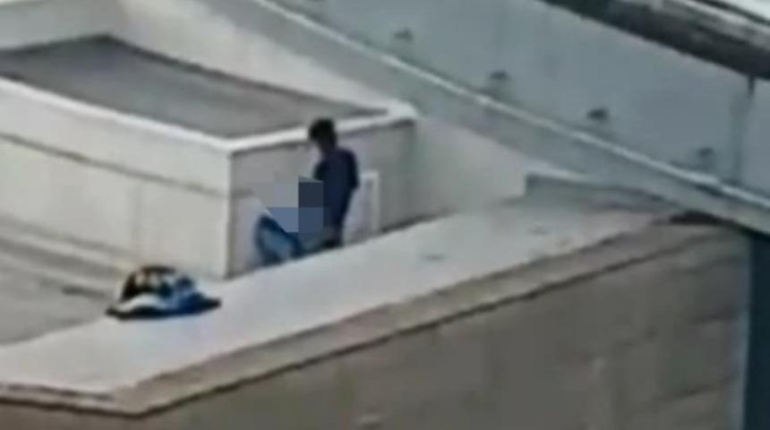 Alışveriş merkezinin çatısında cinsel ilişkiye girerken yakalandılar!