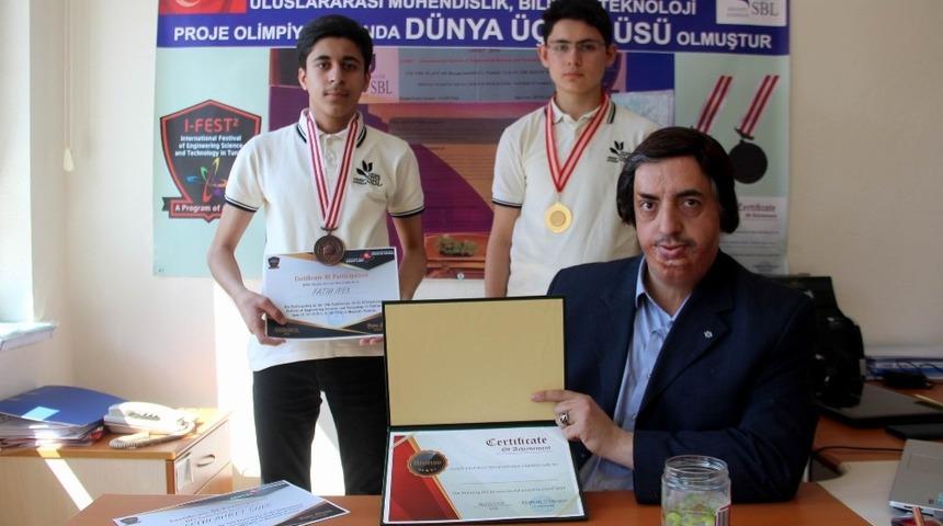 Lise &ouml;ğrencilerinin projesi d&uuml;nya &uuml;&ccedil;&uuml;nc&uuml;s&uuml; oldu