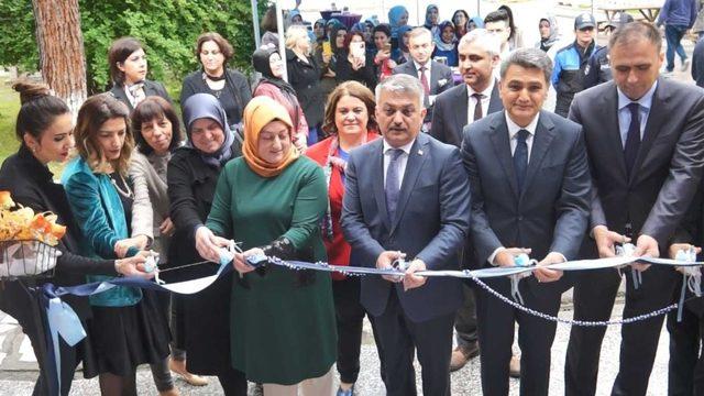 Polis ve protokol eşlerinden geleneksel el sanatları sergisi