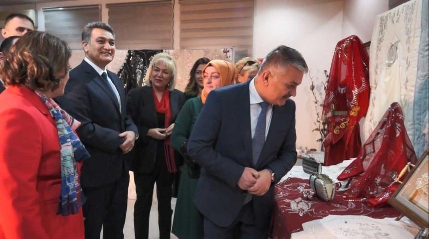 Polis ve protokol eşlerinden geleneksel el sanatları sergisi