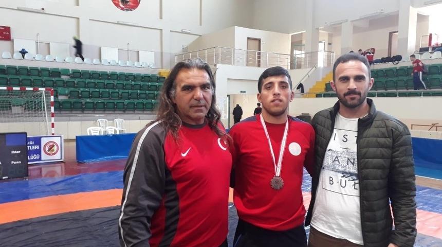 Ardahanlı g&uuml;reş&ccedil;i Topkaya 75 kiloda bronz madalya kazandı