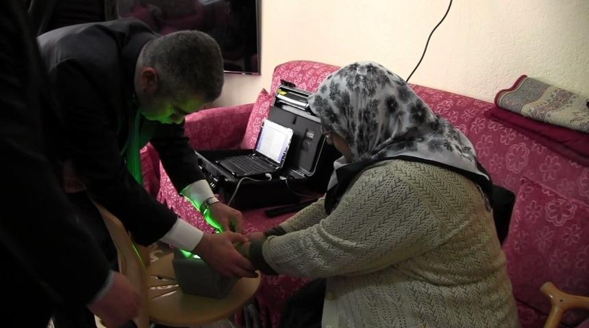 N&uuml;fus memurları engelli ve yaşlı vatandaşların ayağına gidiyor