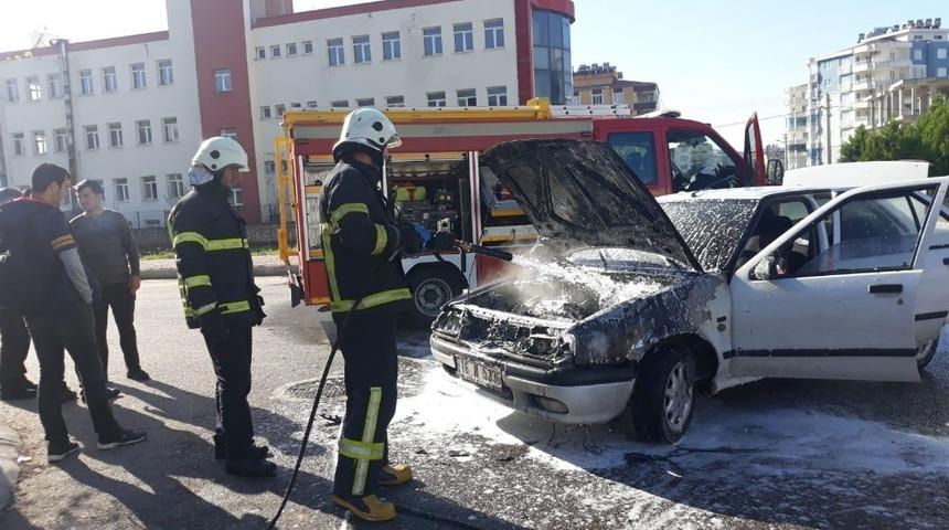 Otomobil seyir halindeyken alev aldı