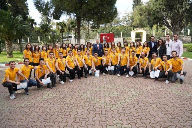 TÜHAD’lı gençler, Türkiye kupasını Rektör Budak’a sundu