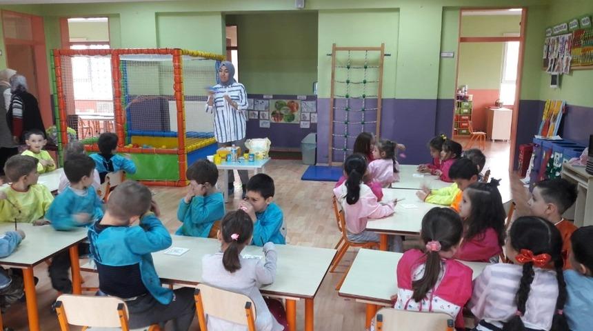 Minik eller &ccedil;ini sanatını &ouml;ğreniyor