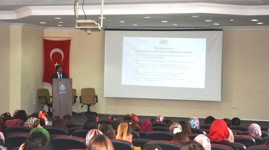 K&uuml;tahya&rsquo;da m&uuml;d&uuml;r ve &ouml;ğretmenler ile diyabetli &ccedil;ocuk velilerine diyabet eğitimi