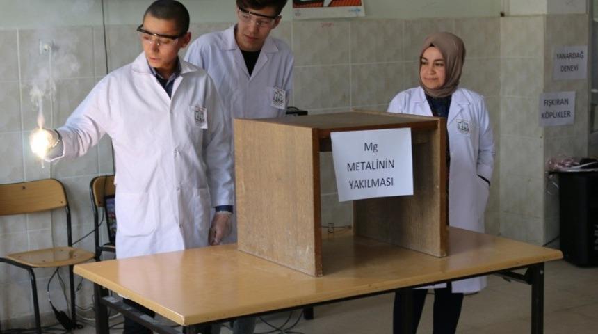 Lise &ouml;ğrencilerinden kimya bilimini sevdirme etkinliği