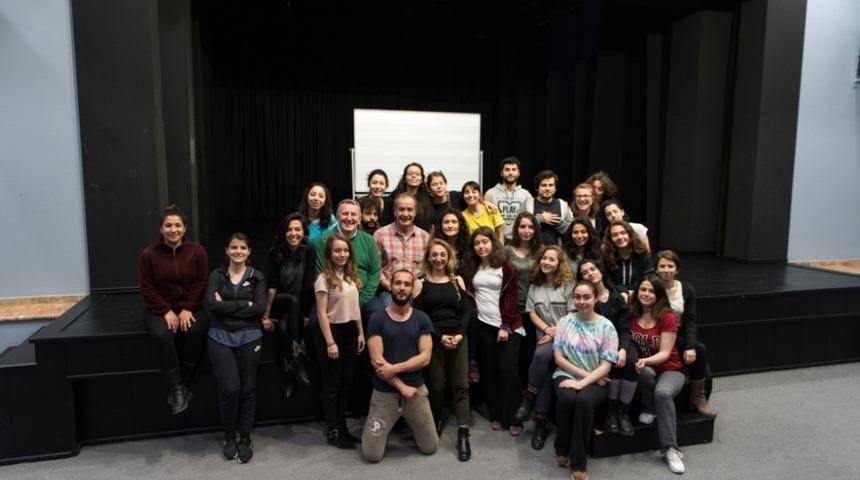 Tiyatro Sanat&ccedil;ısı Sinan Pekinton &ouml;ğrencilerle bir araya geldi