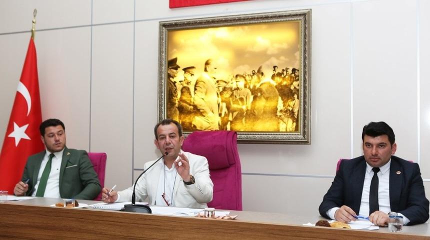 Başkan &Ouml;zcan&rsquo;dan, belediye tabelasına &lsquo;T.C.&rsquo; ibaresi konulması talimatı