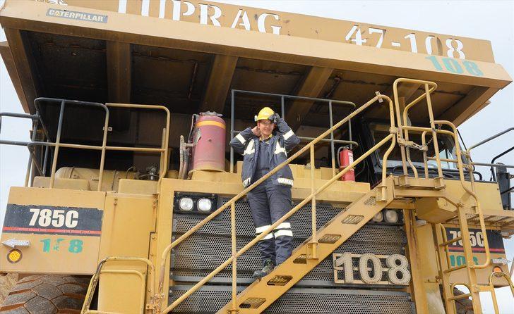  'Dev kaya kamyonu'nun kadın operatörü  G1