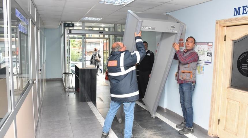 Edremit&rsquo;te başkan X-Ray dedekt&ouml;rlerini kaldırttı