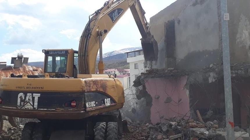 Bing&ouml;l&rsquo;de, uyuşturucu kullanılan metruk bina yıkıldı