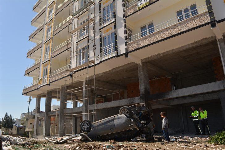  Devrilen otomobil, bir inşaatın asma katına çarptı  G1