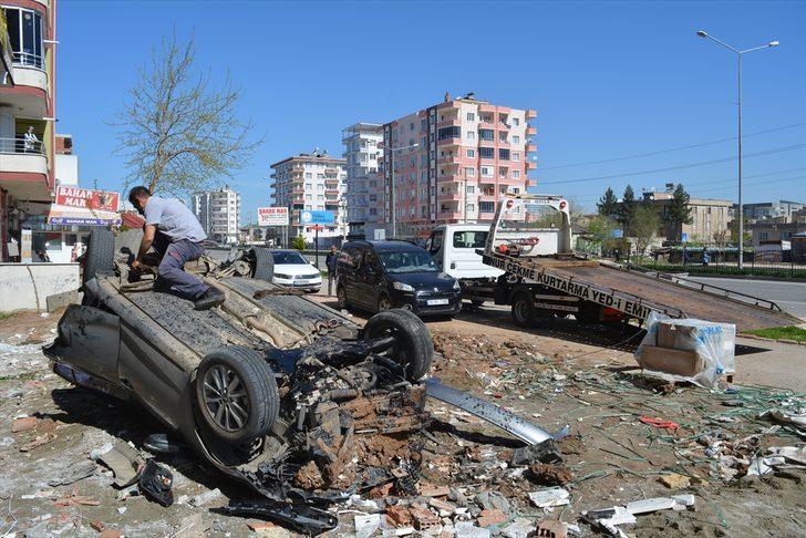  Devrilen otomobil, bir inşaatın asma katına çarptı  G2