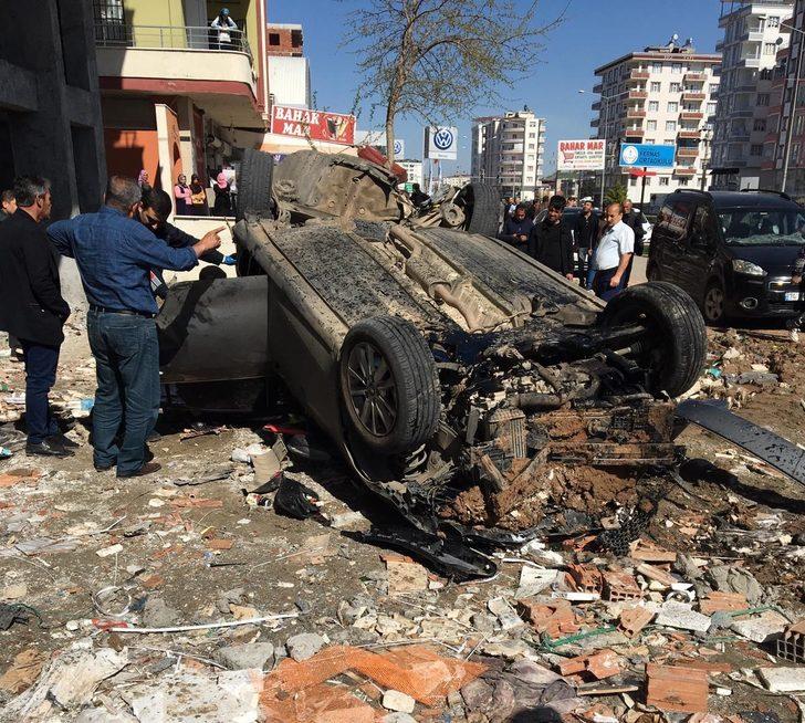  Devrilen otomobil, bir inşaatın asma katına çarptı  G3