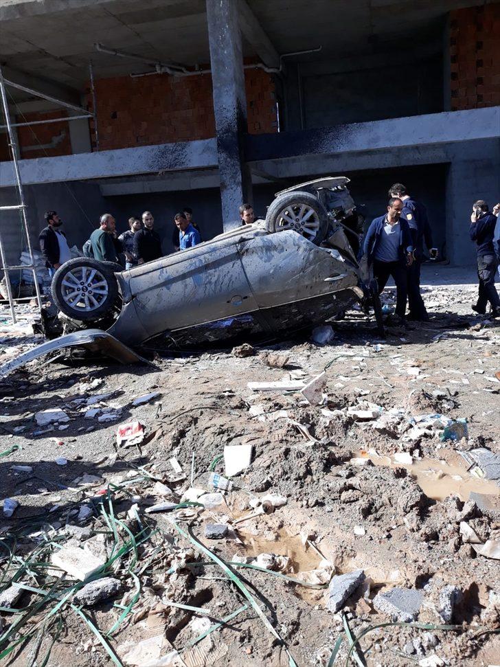  Devrilen otomobil, bir inşaatın asma katına çarptı  G4