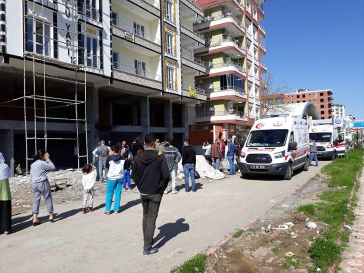  Devrilen otomobil, bir inşaatın asma katına çarptı  G5