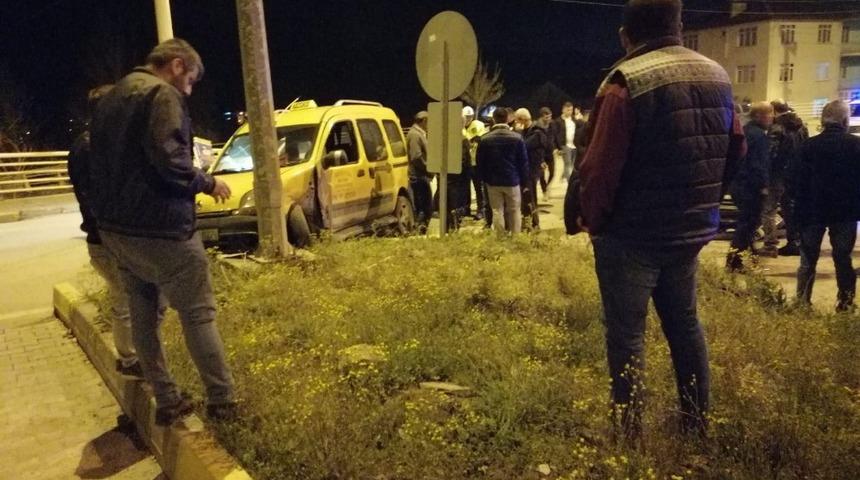 Ticari taksi ile otomobil çarpıştı : 1  ağır yaralı