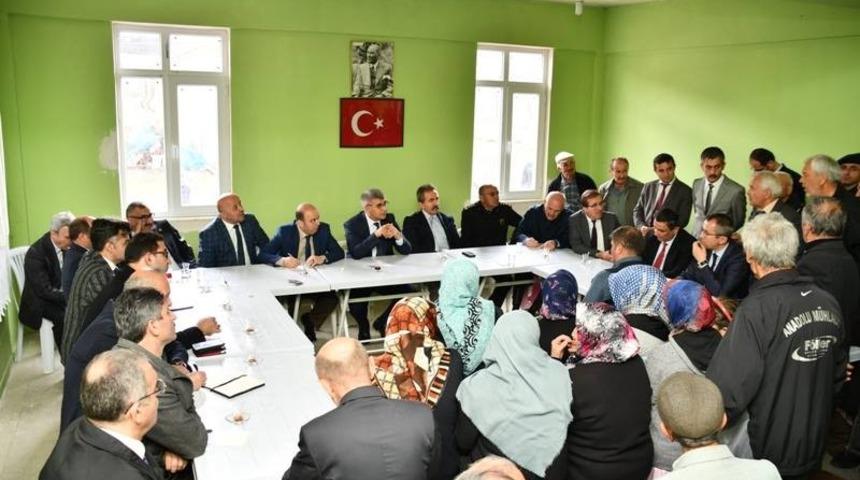 Vali Gürel, Kışla Köyünde vatandaşların sorunlarını dinledi