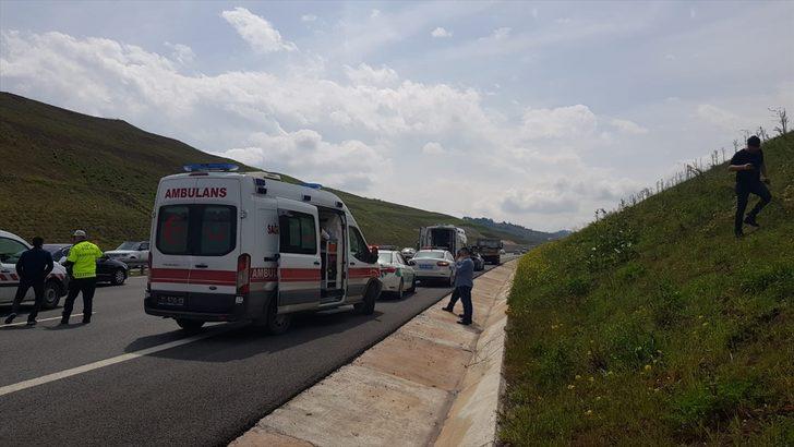 Yolcu otobüsü tıra çarptı: 20 yaralı var G4