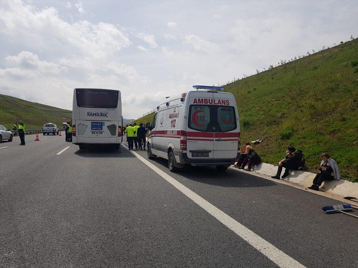 Yolcu otobüsü tıra çarptı: 20 yaralı var G5