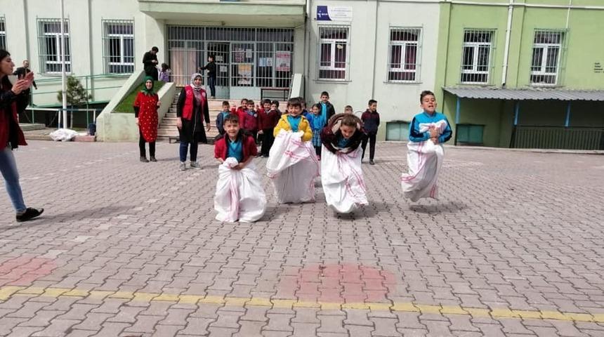 Aslanapa&rsquo;da bahar etkinliklerine 400 &ouml;ğrenci katıldı