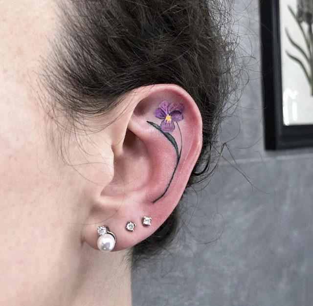 ear-tattoo-examples-56-5c8238d784260__700
