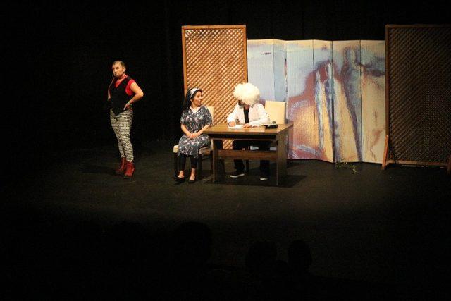 ‘Elmayı Yedik’ tiyatro oyununa yoğun ilgi 1