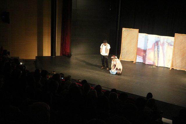 ‘Elmayı Yedik’ tiyatro oyununa yoğun ilgi 2