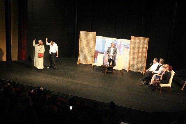 ‘Elmayı Yedik’ tiyatro oyununa yoğun ilgi 3