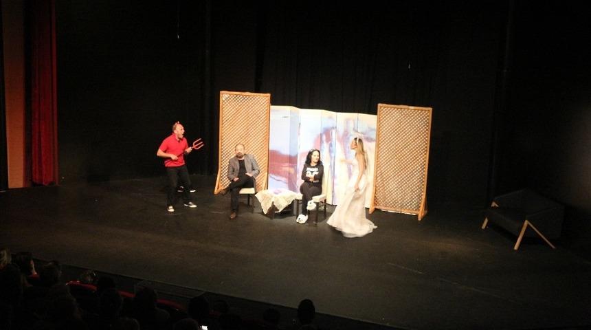 ‘Elmayı Yedik’ tiyatro oyununa yoğun ilgi