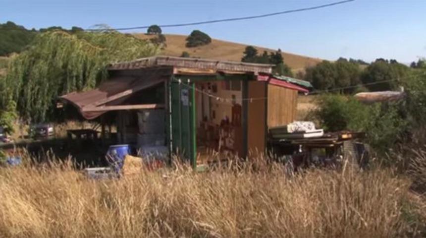 Kirayı ödeyemeyince evinden atıldı. Bakın kendine nasıl bir ev yaptı!