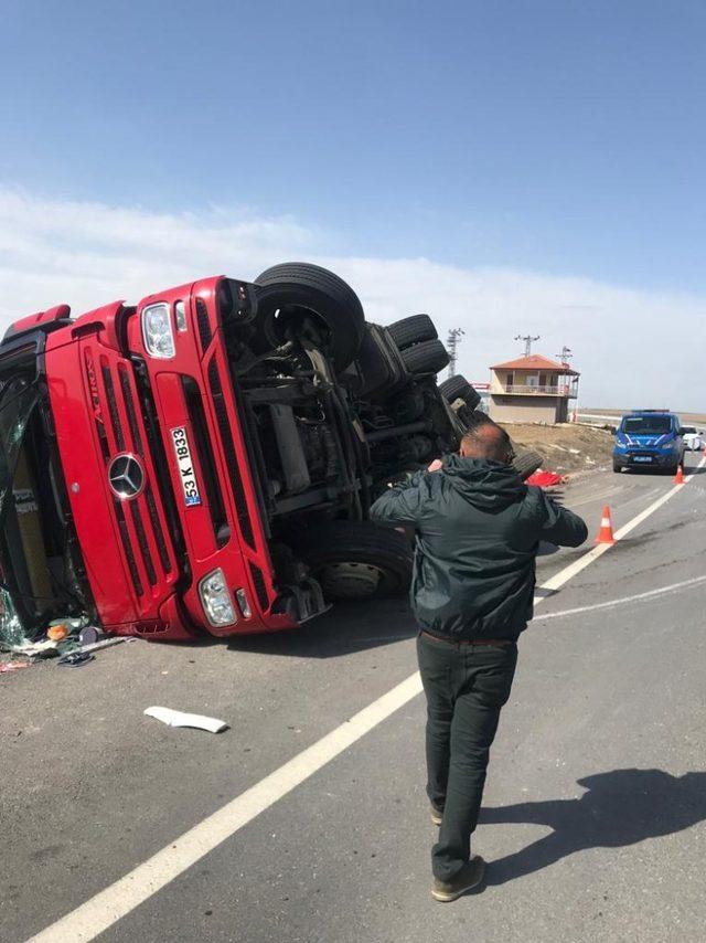 Köpeğe çarpmamak için manevra yapan tır devrildi