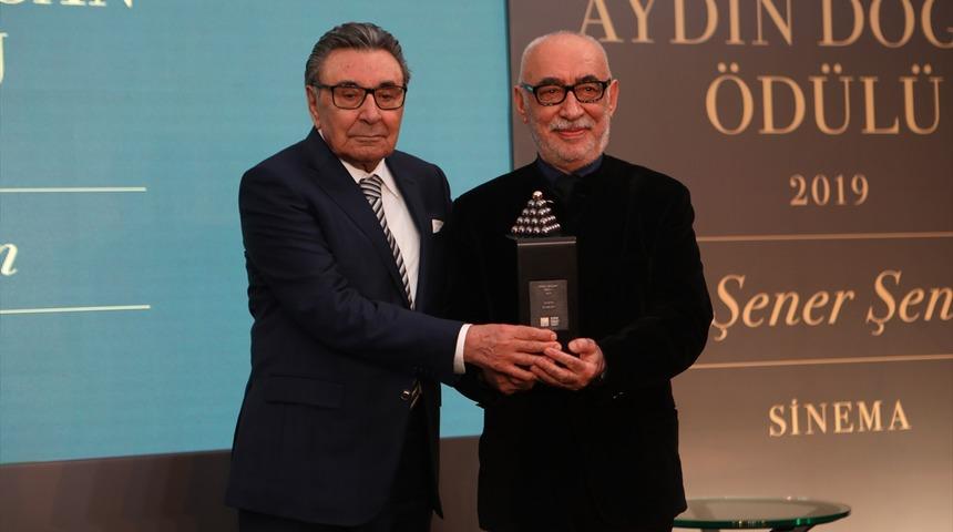 Şener Şen'e Aydın Doğan &Ouml;d&uuml;l&uuml;!