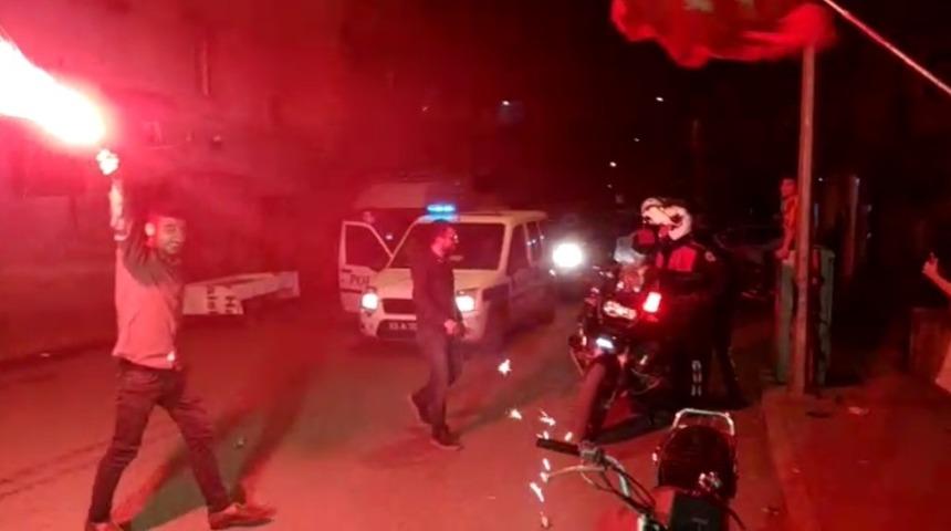 Kavgaya giden polislere meşaleli karşılama