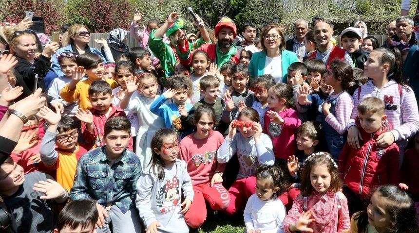 Fatma Şahin şarkı s&ouml;yledi, Osmanlı şerbeti dağıttı