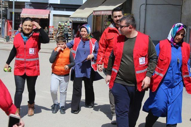 Kızılay’dan ihtiyaç sahiplerine giysi ve gıda yardımı