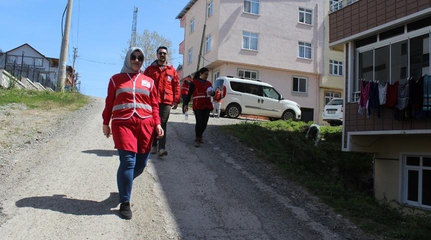 Kızılay&rsquo;dan ihtiya&ccedil; sahiplerine giysi ve gıda yardımı