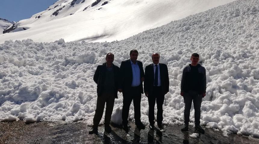 Van-Bah&ccedil;esaray kara yoluna &ccedil;ığ d&uuml;şt&uuml;