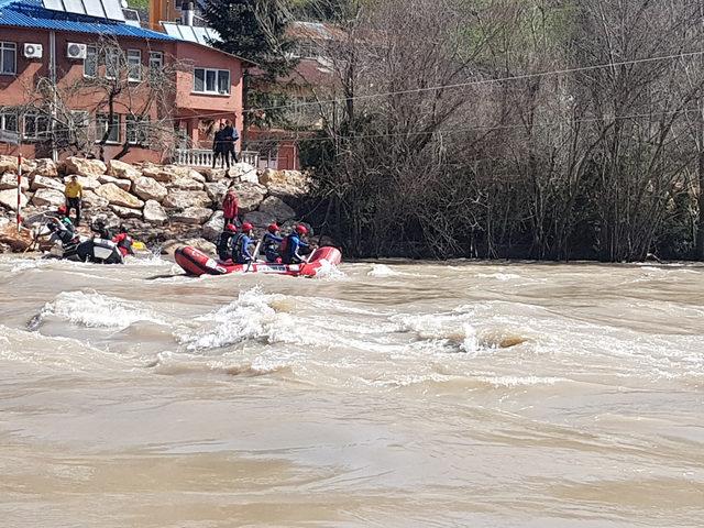 Tunceli'de Rafting Milli Takım seçmeleri sürüyor