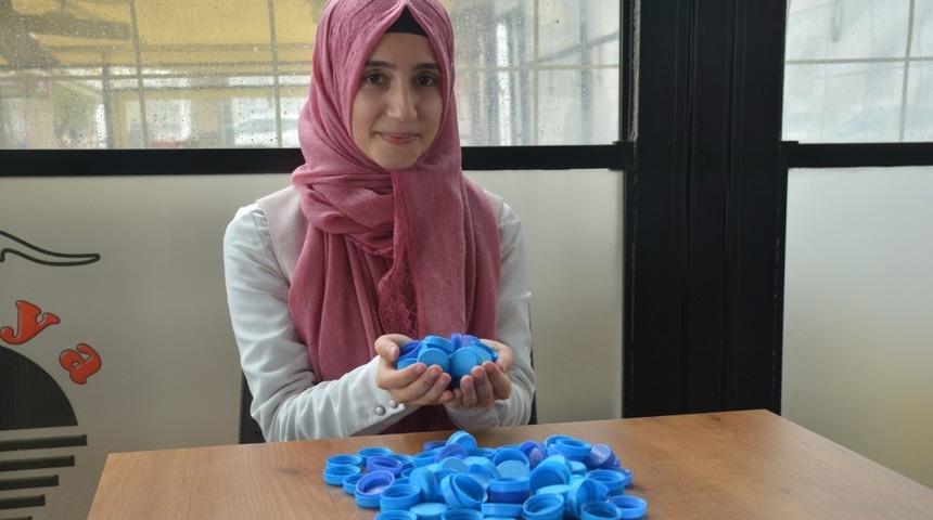 Üniversiteli Berfin, engelliler için mavi kapak topluyor