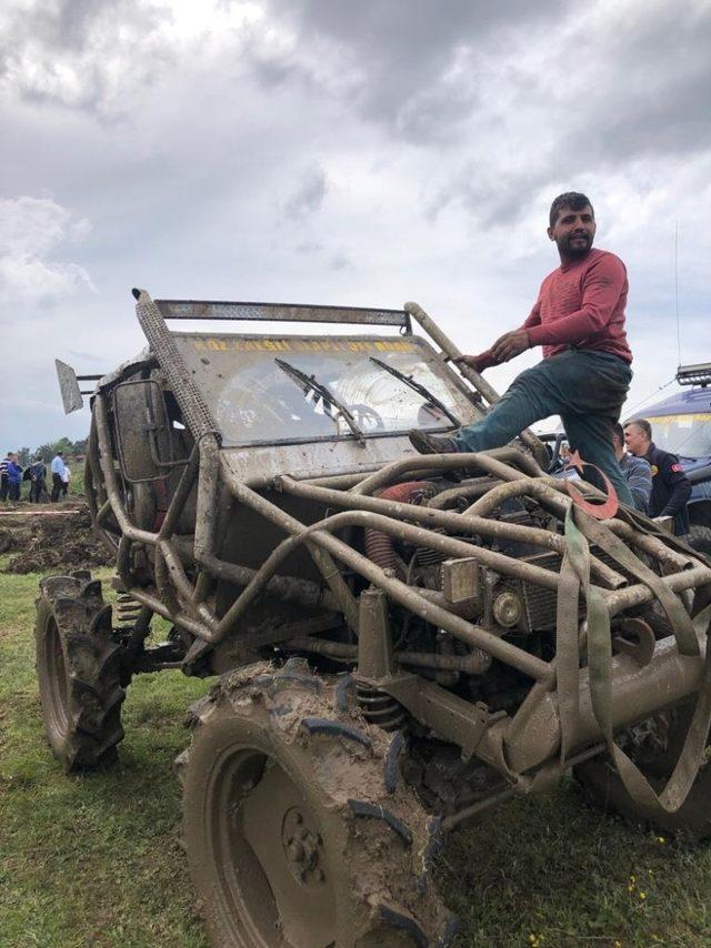 Off-Roadçıların çamurla mücadelesi nefesleri kesti