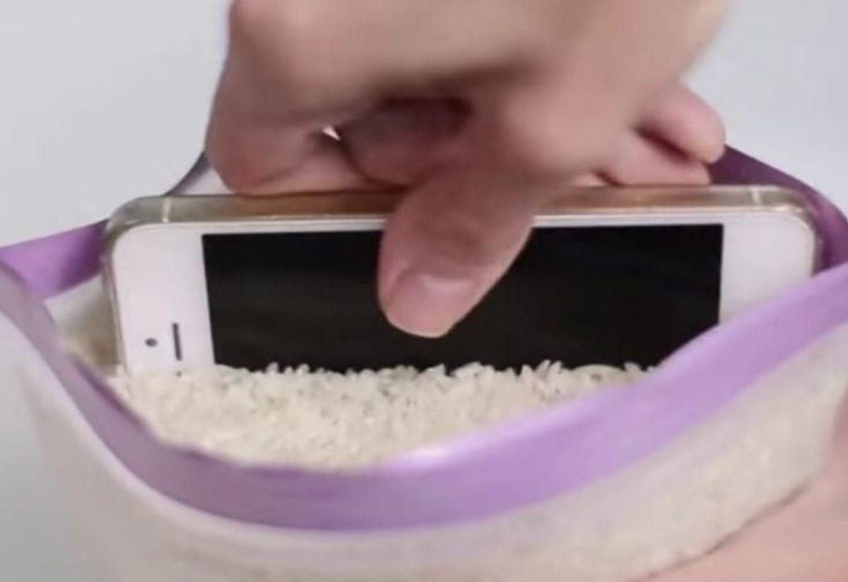 Высушить телефон в домашних условиях. Сушка телефона в рисе. Высушить телефон в рисе. Рис смартфон влага. Как высушить телефон.